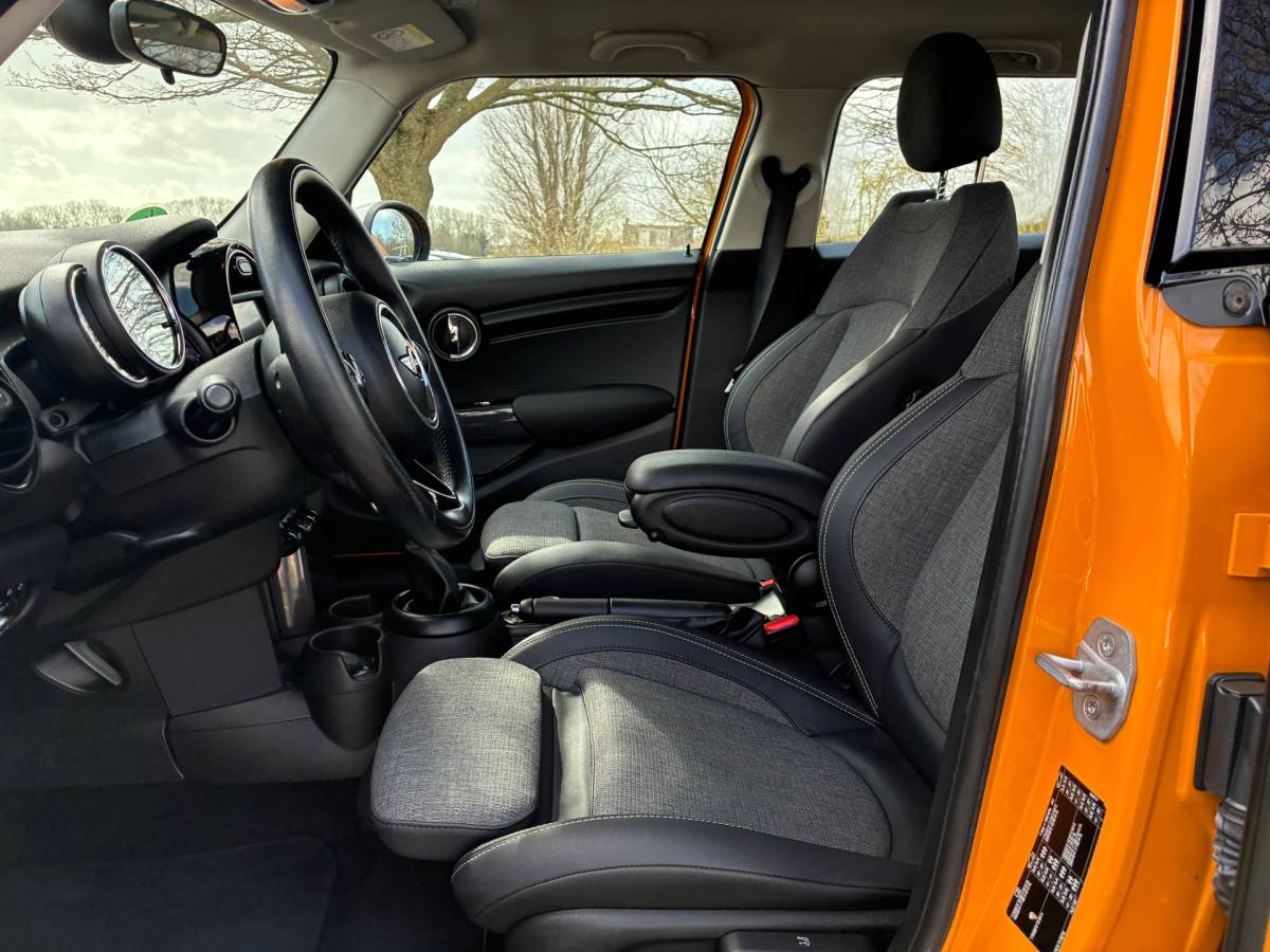 MINI Cooper Mini Mini 1.5 Cooper Business | Navi + Cruise + Clima Nu € 9.975,-!!!