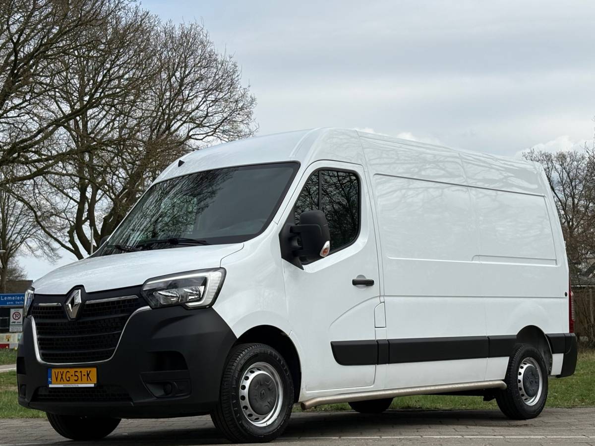 Renault Master Renault Master T35 2.3 dCi 135 L2H2 Comfort, AIRCO, parkeersensoren, drie zitplaatsen, NAP, 2500 KG trekken