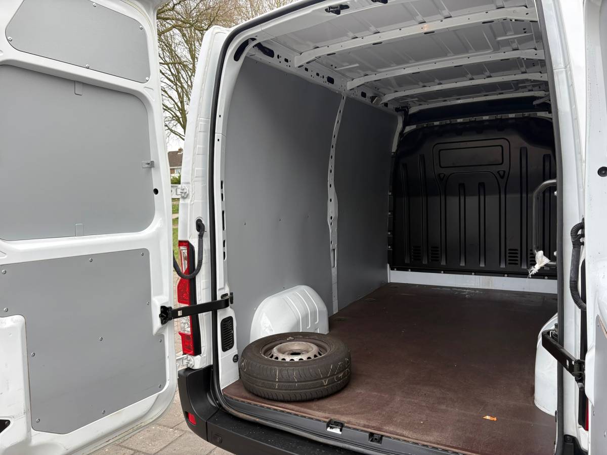 Renault Master Renault Master T35 2.3 dCi 135 L2H2 Comfort, AIRCO, parkeersensoren, drie zitplaatsen, NAP, 2500 KG trekken