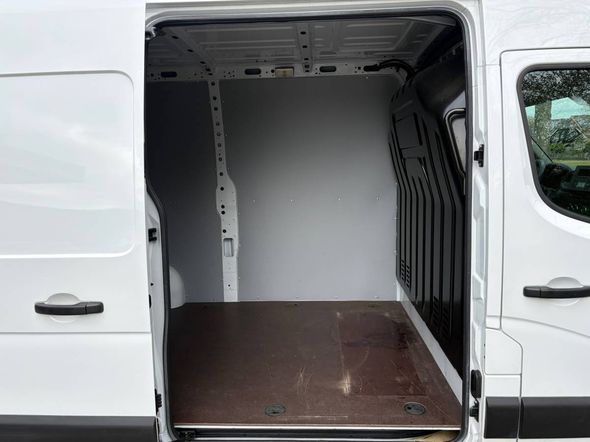 Renault Master Renault Master T35 2.3 dCi 135 L2H2 Comfort, AIRCO, parkeersensoren, drie zitplaatsen, NAP, 2500 KG trekken