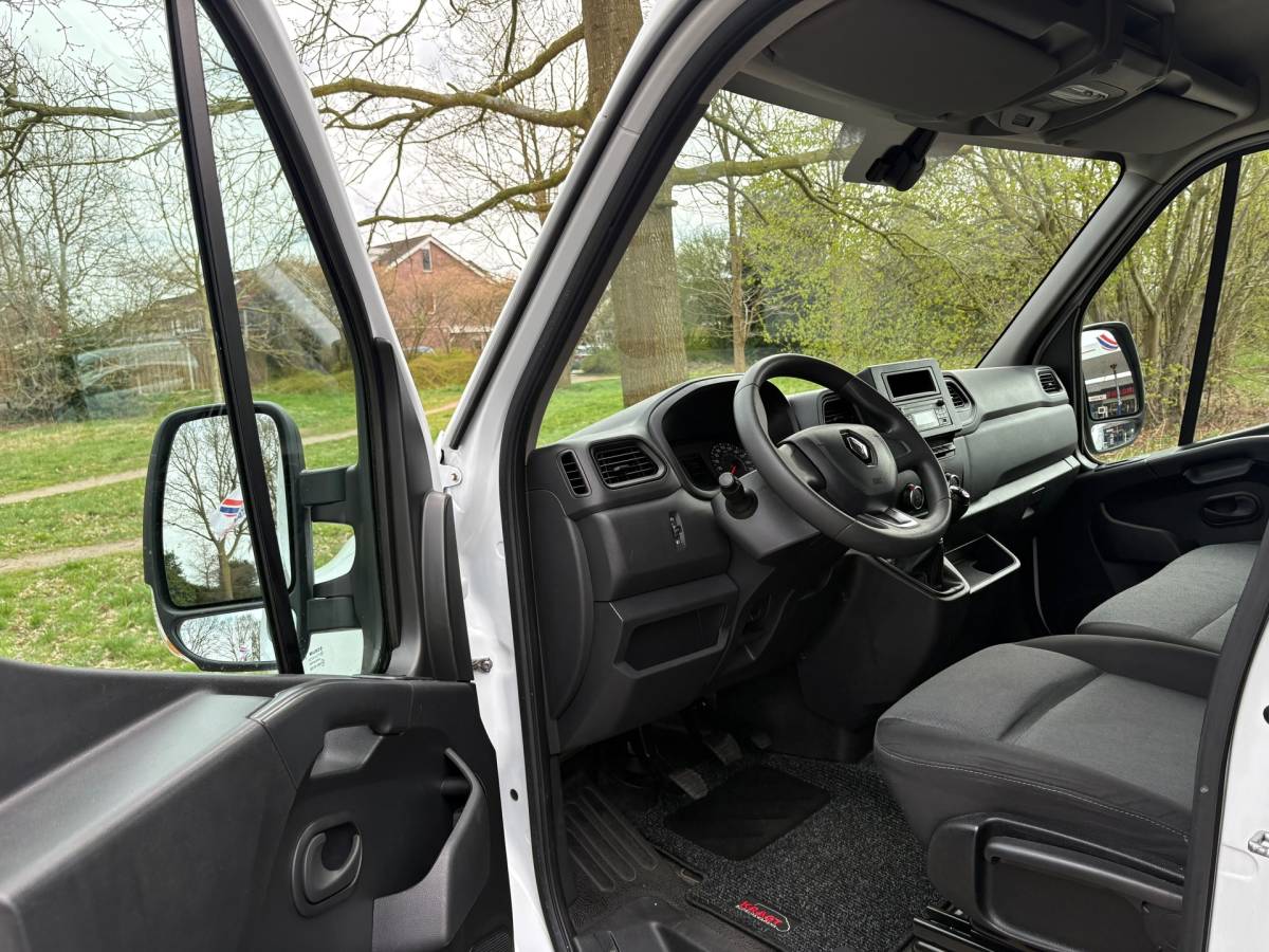 Renault Master Renault Master T35 2.3 dCi 135 L2H2 Comfort, AIRCO, parkeersensoren, drie zitplaatsen, NAP, 2500 KG trekken