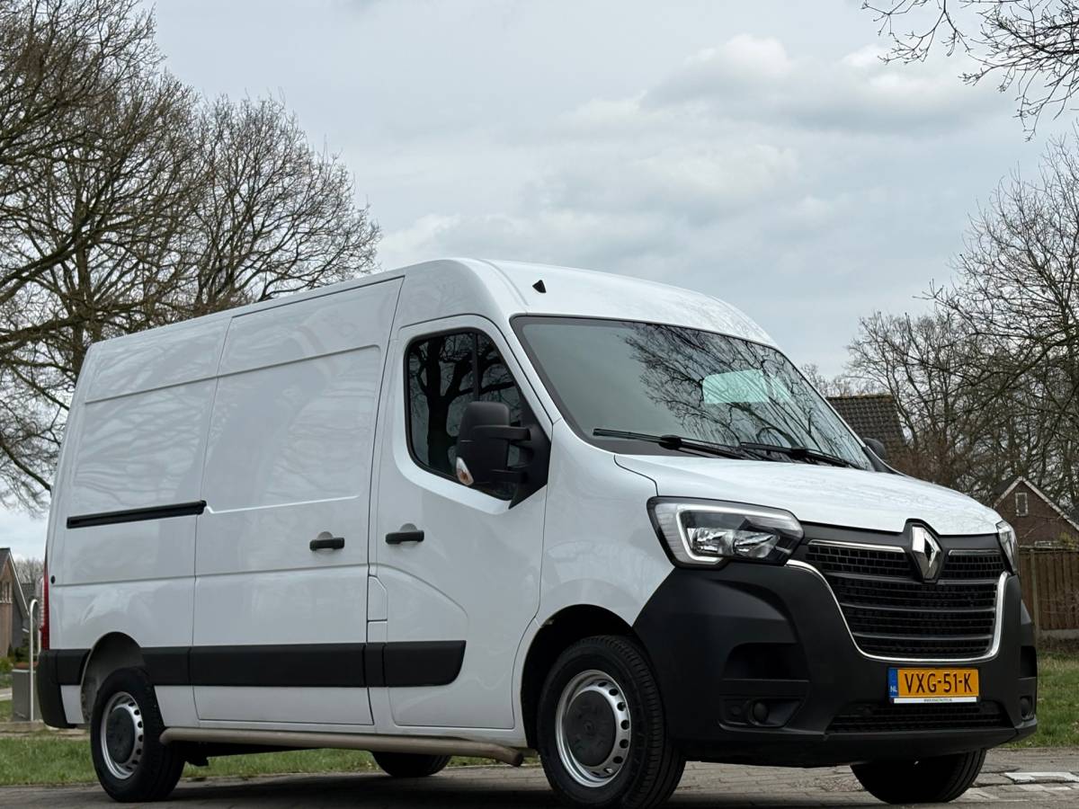 Renault Master Renault Master T35 2.3 dCi 135 L2H2 Comfort, AIRCO, parkeersensoren, drie zitplaatsen, NAP, 2500 KG trekken