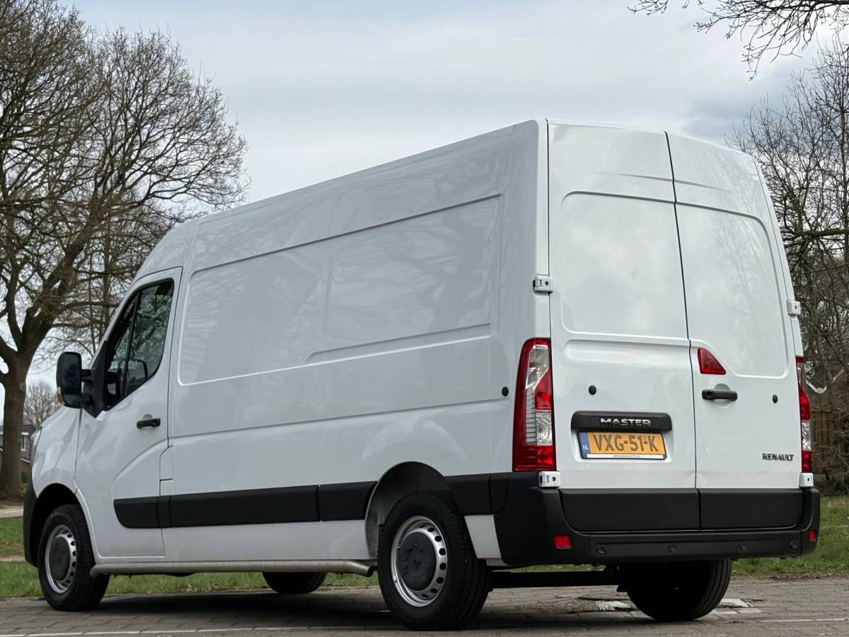 Renault Master Renault Master T35 2.3 dCi 135 L2H2 Comfort, AIRCO, parkeersensoren, drie zitplaatsen, NAP, 2500 KG trekken