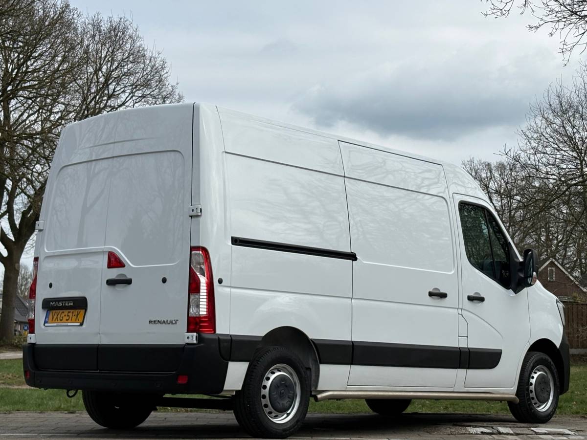 Renault Master Renault Master T35 2.3 dCi 135 L2H2 Comfort, AIRCO, parkeersensoren, drie zitplaatsen, NAP, 2500 KG trekken