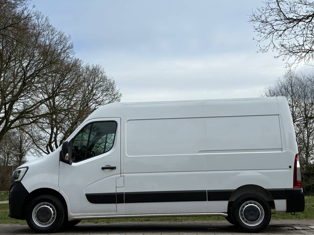 Renault Master Renault Master T35 2.3 dCi 135 L2H2 Comfort, AIRCO, parkeersensoren, drie zitplaatsen, NAP, 2500 KG trekken