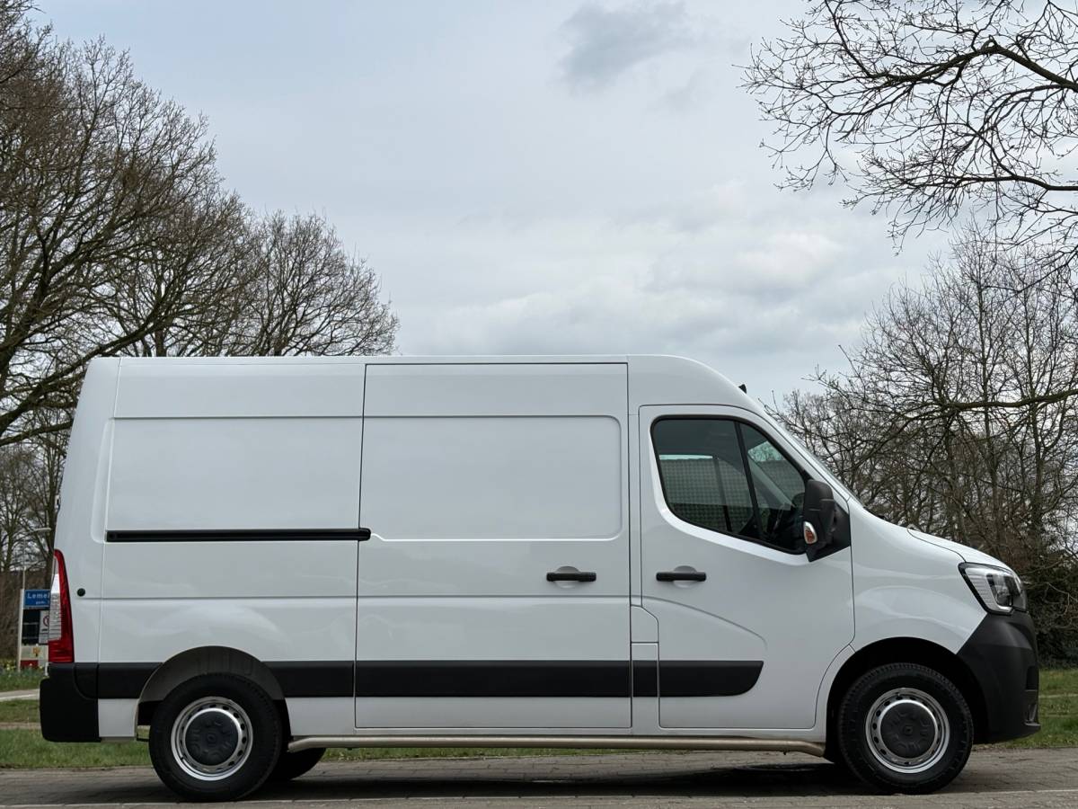 Renault Master Renault Master T35 2.3 dCi 135 L2H2 Comfort, AIRCO, parkeersensoren, drie zitplaatsen, NAP, 2500 KG trekken