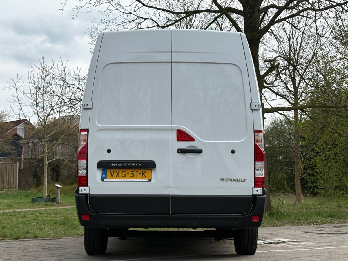 Renault Master Renault Master T35 2.3 dCi 135 L2H2 Comfort, AIRCO, parkeersensoren, drie zitplaatsen, NAP, 2500 KG trekken