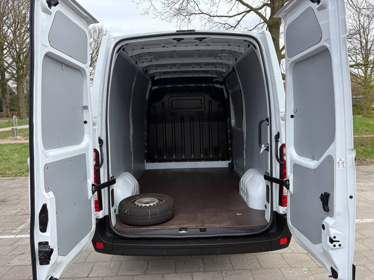 Renault Master Renault Master T35 2.3 dCi 135 L2H2 Comfort, AIRCO, parkeersensoren, drie zitplaatsen, NAP, 2500 KG trekken