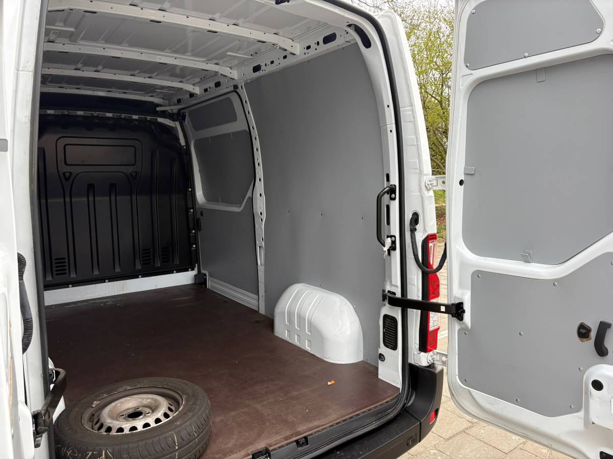 Renault Master Renault Master T35 2.3 dCi 135 L2H2 Comfort, AIRCO, parkeersensoren, drie zitplaatsen, NAP, 2500 KG trekken