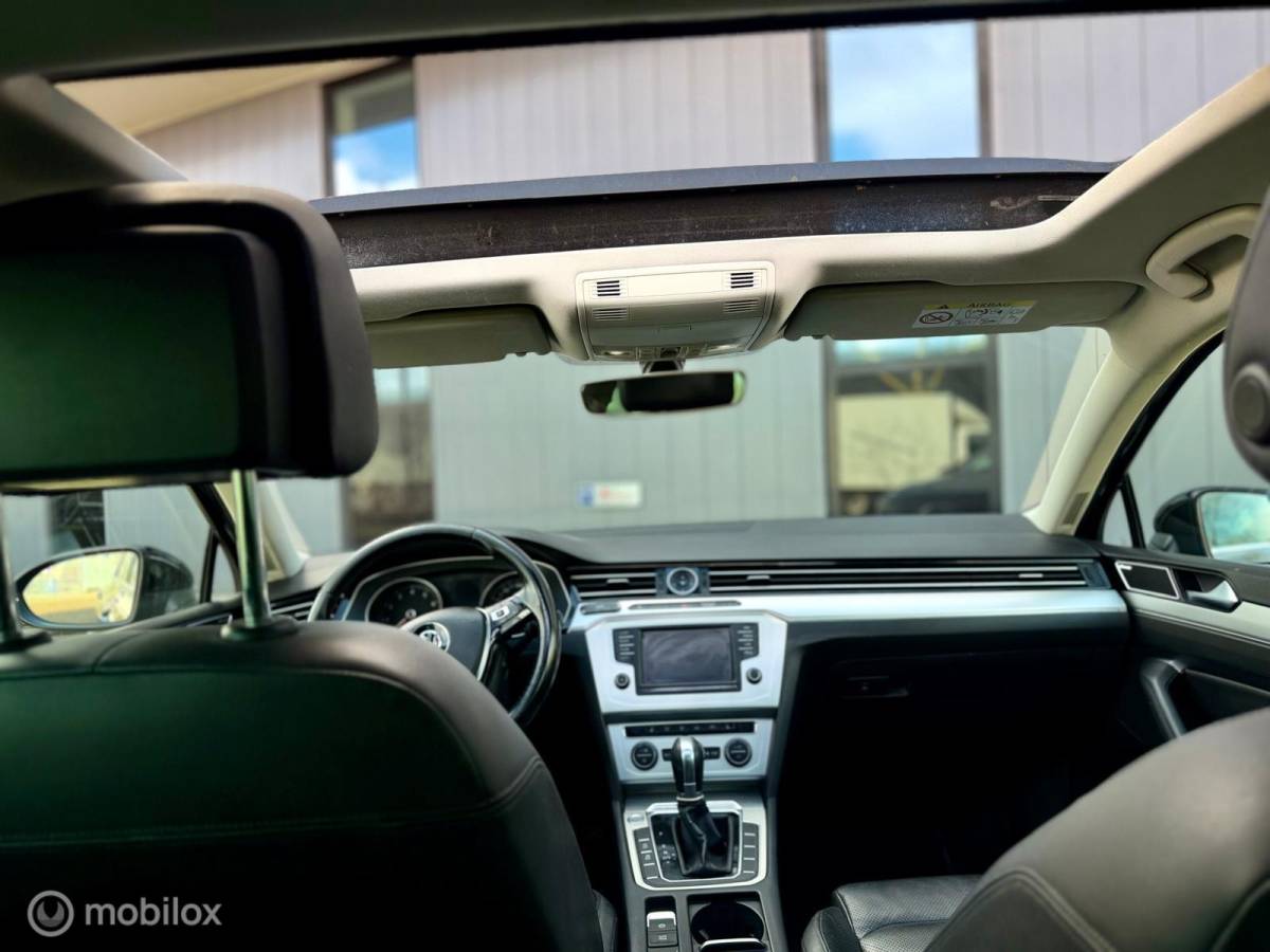 Volkswagen Passat Volkswagen Passat 1.8 TSI Highline DSG | Full Options | PANO