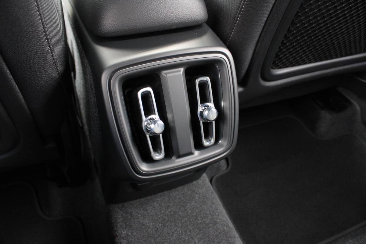Volvo XC40 Volvo XC40 T3 164PK Automaat Business Pro | Keyless Entry | BLIS | Camera achter | PDC V+A | Apple/Android Carplay | El. Achterklep |