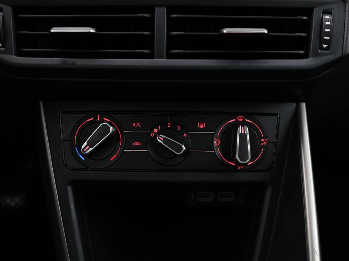 Volkswagen Polo Volkswagen Polo 1.0 TSI 95pk Comfortline Business · Apple/Android Car Play · Limiter · Airco · Trekhaak · 15” Inch ·