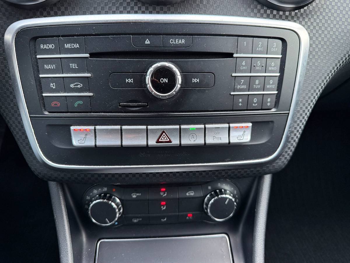 Mercedes-Benz A-Klasse Mercedes-Benz A-klasse 160 /AMG Pakket /19 inch /Half leer /Stoelverwarming