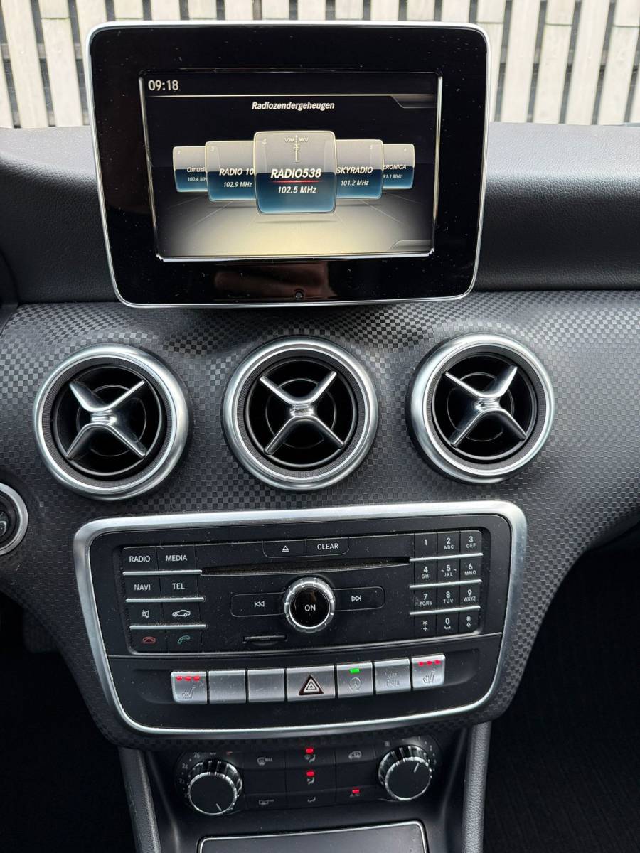 Mercedes-Benz A-Klasse Mercedes-Benz A-klasse 160 /AMG Pakket /19 inch /Half leer /Stoelverwarming