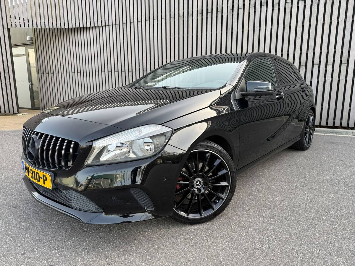 Mercedes-Benz A-Klasse Mercedes-Benz A-klasse 160 /AMG Pakket /19 inch /Half leer /Stoelverwarming
