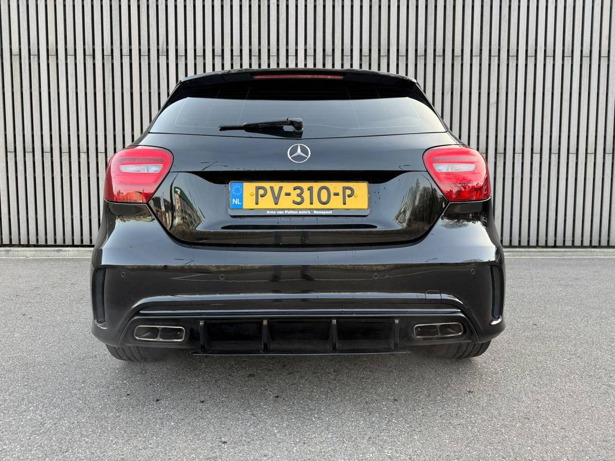 Mercedes-Benz A-Klasse Mercedes-Benz A-klasse 160 /AMG Pakket /19 inch /Half leer /Stoelverwarming