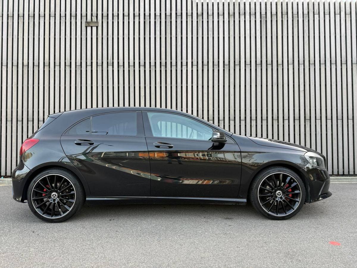 Mercedes-Benz A-Klasse Mercedes-Benz A-klasse 160 /AMG Pakket /19 inch /Half leer /Stoelverwarming