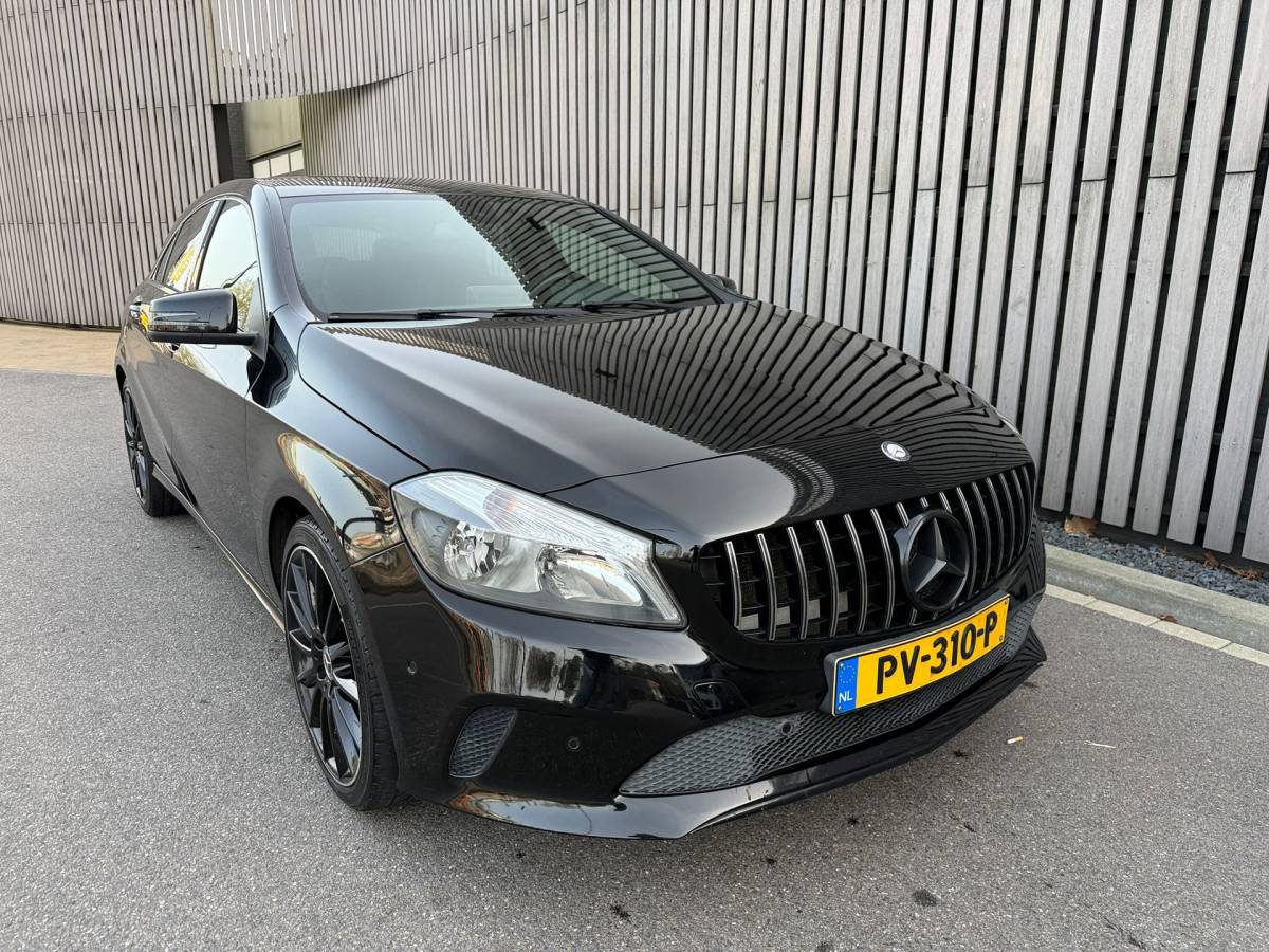 Mercedes-Benz A-Klasse Mercedes-Benz A-klasse 160 /AMG Pakket /19 inch /Half leer /Stoelverwarming