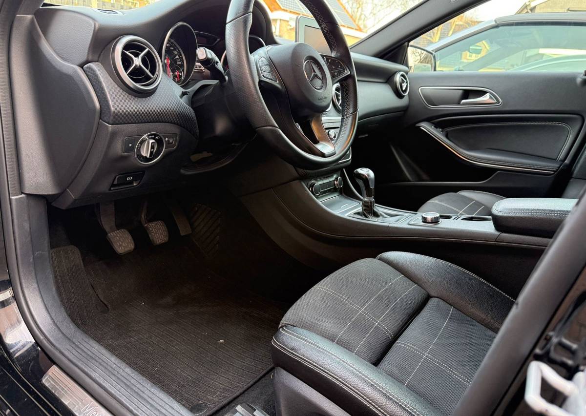 Mercedes-Benz A-Klasse Mercedes-Benz A-klasse 160 /AMG Pakket /19 inch /Half leer /Stoelverwarming