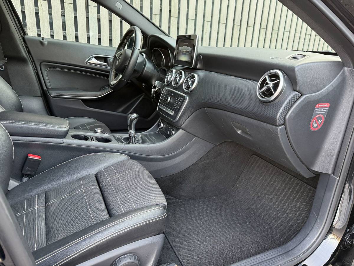 Mercedes-Benz A-Klasse Mercedes-Benz A-klasse 160 /AMG Pakket /19 inch /Half leer /Stoelverwarming