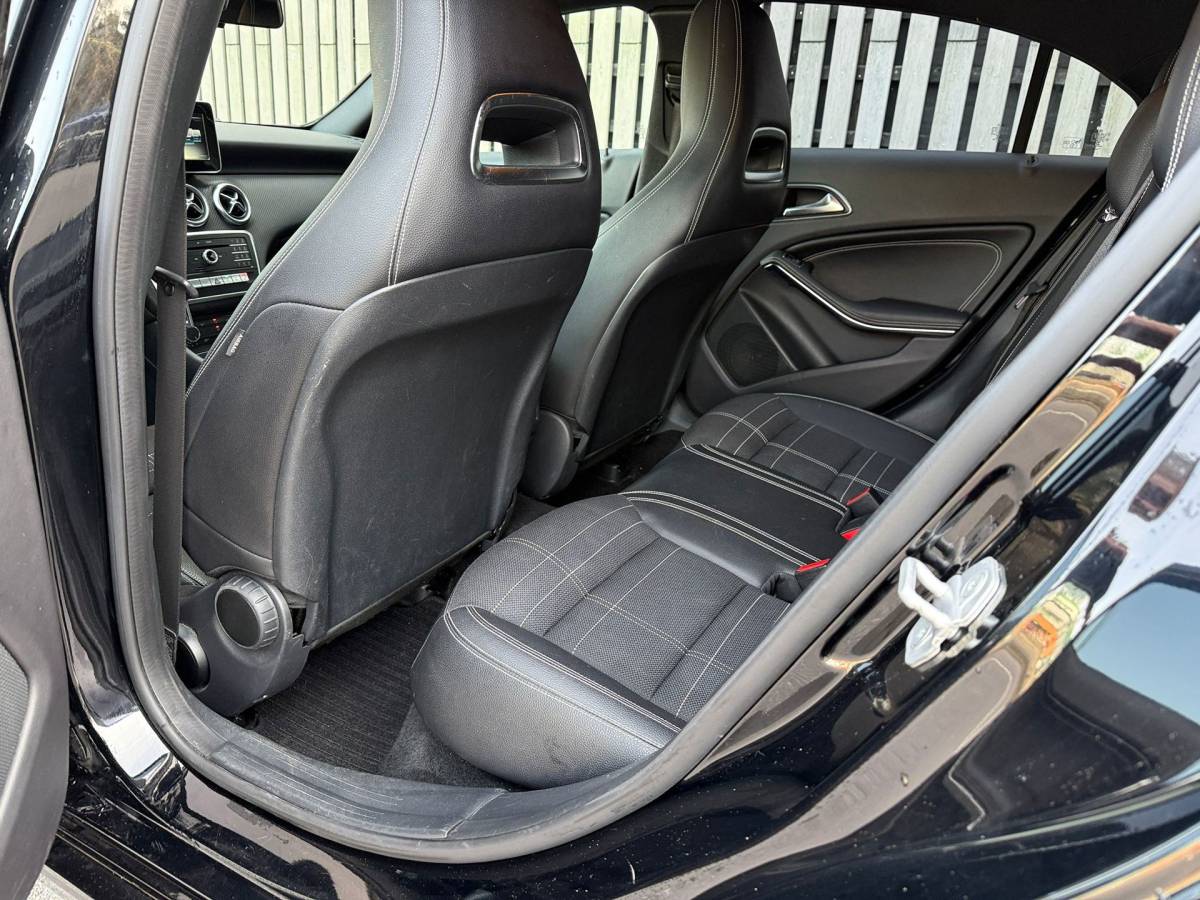 Mercedes-Benz A-Klasse Mercedes-Benz A-klasse 160 /AMG Pakket /19 inch /Half leer /Stoelverwarming
