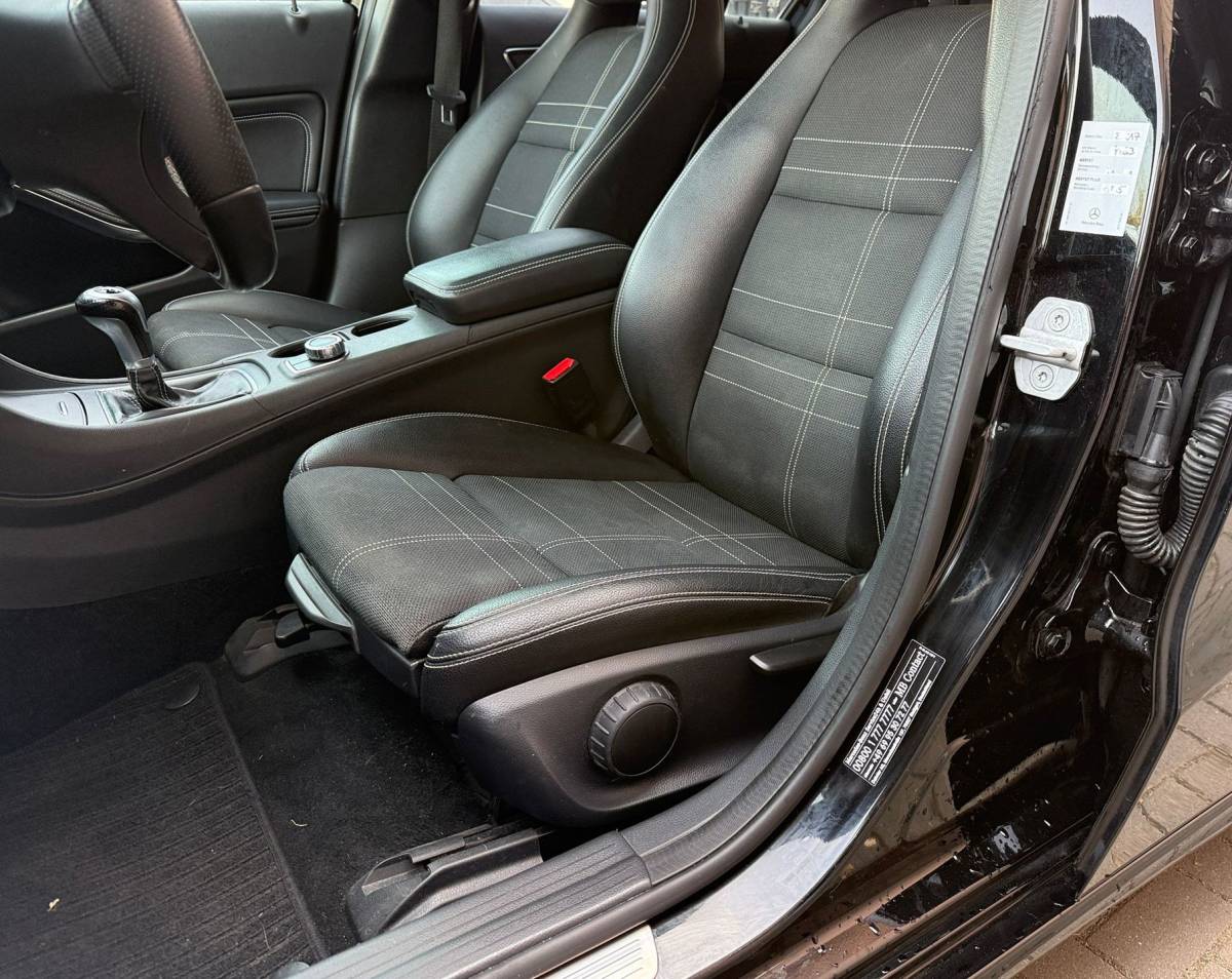 Mercedes-Benz A-Klasse Mercedes-Benz A-klasse 160 /AMG Pakket /19 inch /Half leer /Stoelverwarming