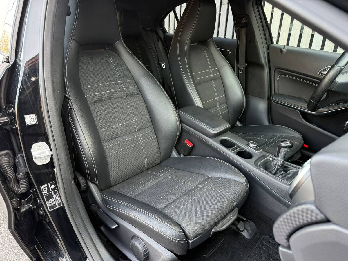 Mercedes-Benz A-Klasse Mercedes-Benz A-klasse 160 /AMG Pakket /19 inch /Half leer /Stoelverwarming