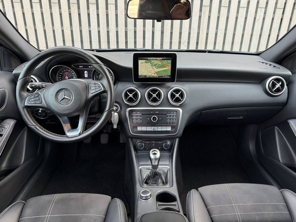 Mercedes-Benz A-Klasse Mercedes-Benz A-klasse 160 /AMG Pakket /19 inch /Half leer /Stoelverwarming