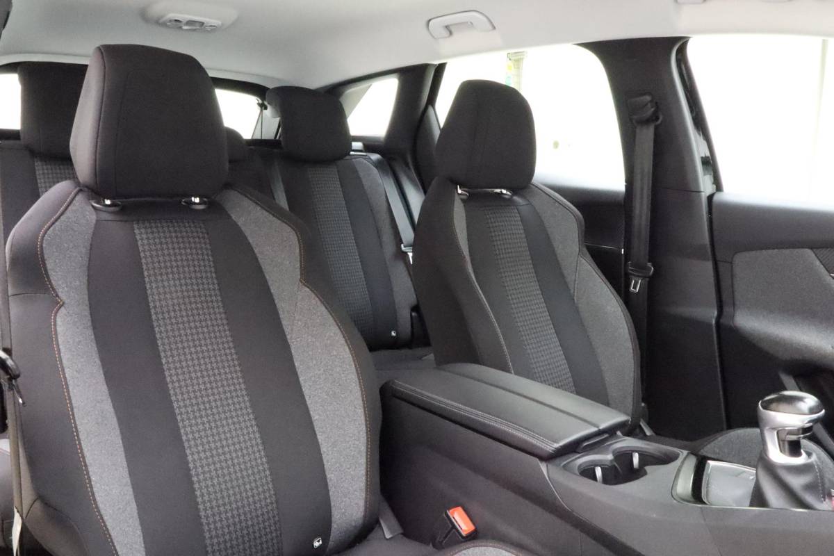 Peugeot 3008 Peugeot 3008 1.2 PureTech Blue Lease Active | Navigatie | Cruise Conrol | Parkeer Sensoren | Lichtmetalen Wielen | Camera