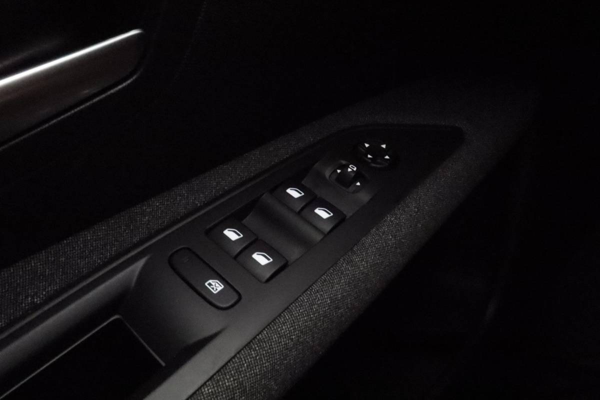 Peugeot 3008 Peugeot 3008 1.2 PureTech Blue Lease Active | Navigatie | Cruise Conrol | Parkeer Sensoren | Lichtmetalen Wielen | Camera