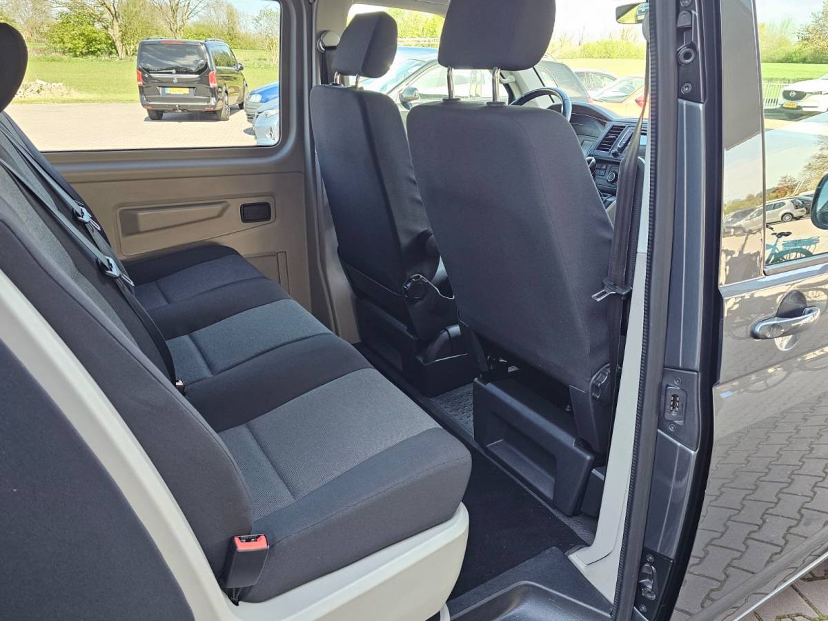 Volkswagen Transporter Volkswagen Transporter 2.0 TDI 150PK DSG Dubbele cabine L1H1 Highline | LED | Trekhaak | Cruise | LMV | Camera | PDC |