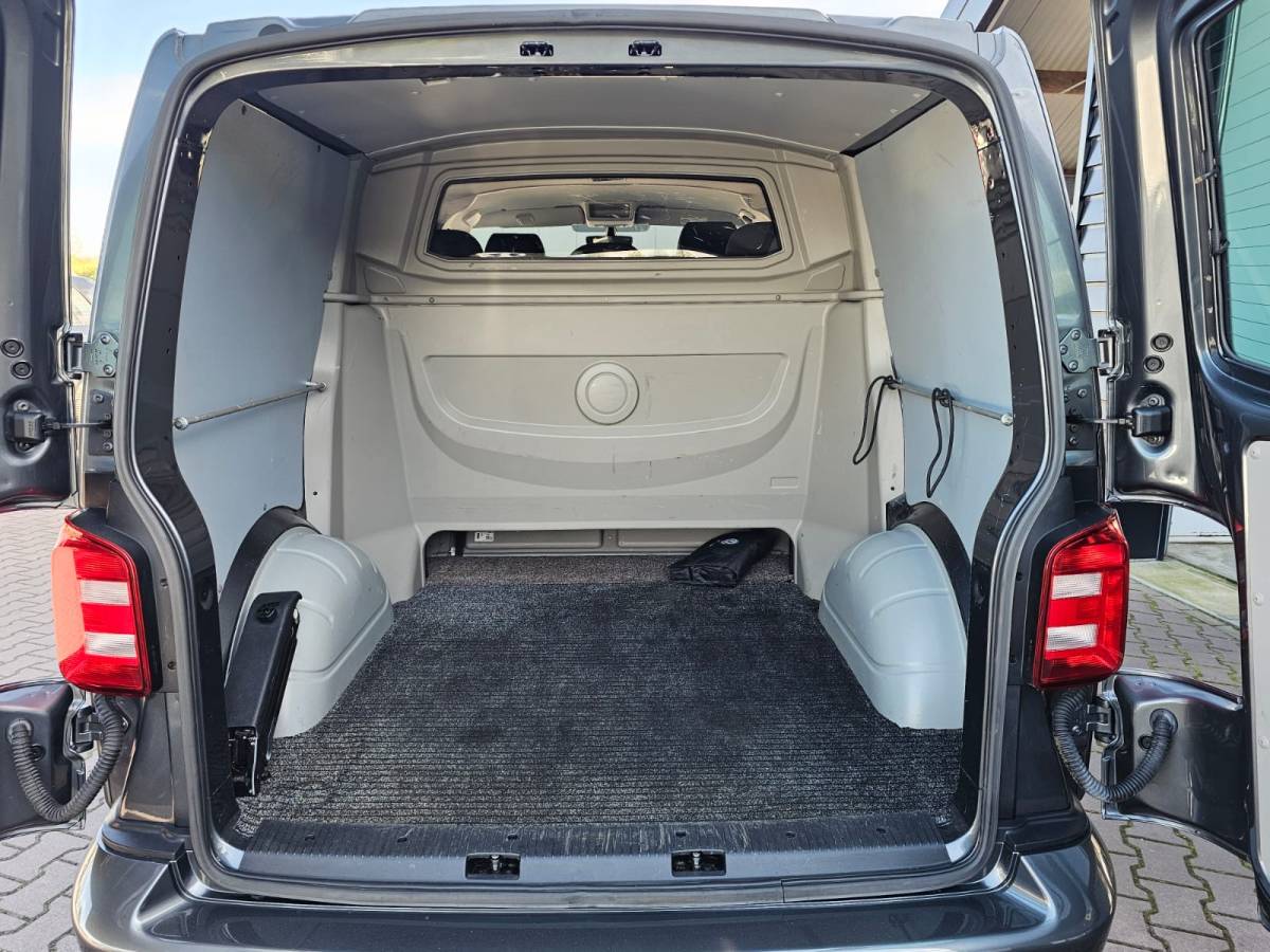 Volkswagen Transporter Volkswagen Transporter 2.0 TDI 150PK DSG Dubbele cabine L1H1 Highline | LED | Trekhaak | Cruise | LMV | Camera | PDC |
