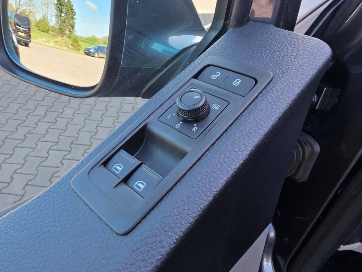 Volkswagen Transporter Volkswagen Transporter 2.0 TDI 150PK DSG Dubbele cabine L1H1 Highline | LED | Trekhaak | Cruise | LMV | Camera | PDC |