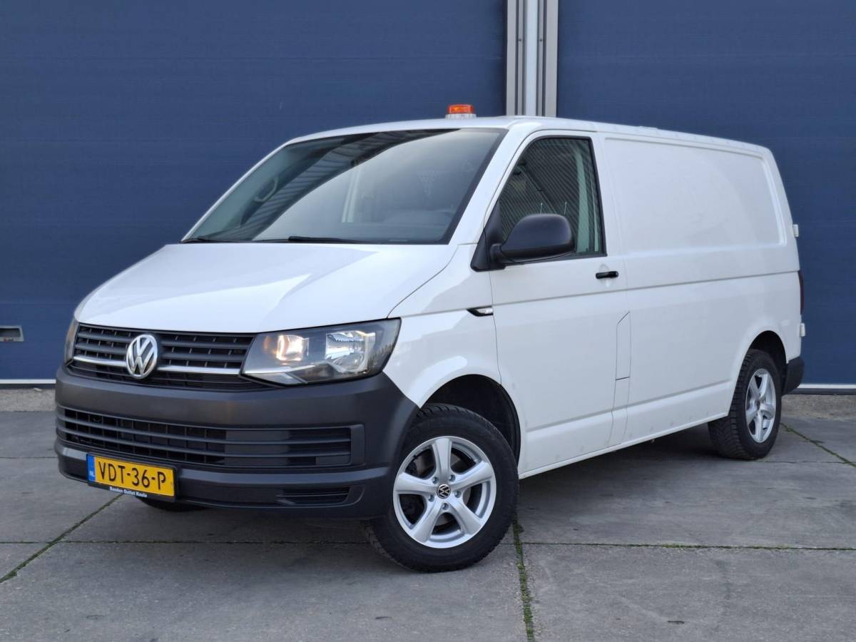 Volkswagen Transporter Volkswagen Transporter 2.0 TDI L1H1 Highline AIRCO / TREKHAAK / 3 ZITS / EURO 6 / N.A.P