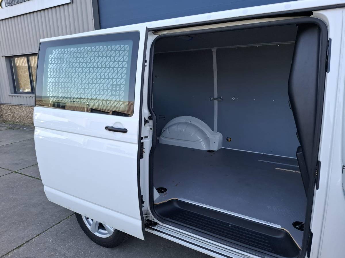 Volkswagen Transporter Volkswagen Transporter 2.0 TDI L1H1 Highline AIRCO / TREKHAAK / 3 ZITS / EURO 6 / N.A.P