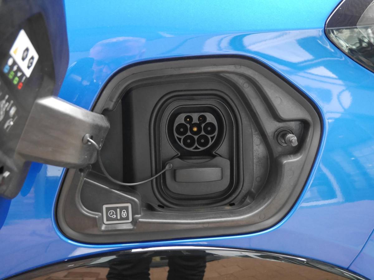 Peugeot e-208 Peugeot e-208 EV GT Pack 50 kWh | Achteruitrijcamera | Dodehoek detectie | Keyless entry en start | Adaptieve cruise control | Parkeersensoren voor en achter | Regensensor