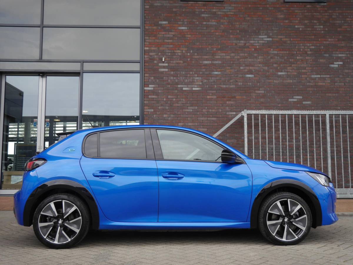 Peugeot e-208 Peugeot e-208 EV GT Pack 50 kWh | Achteruitrijcamera | Dodehoek detectie | Keyless entry en start | Adaptieve cruise control | Parkeersensoren voor en achter | Regensensor