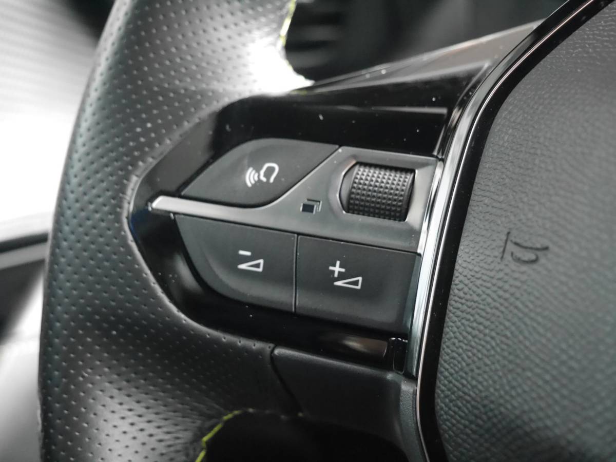 Peugeot e-208 Peugeot e-208 EV GT Pack 50 kWh | Achteruitrijcamera | Dodehoek detectie | Keyless entry en start | Adaptieve cruise control | Parkeersensoren voor en achter | Regensensor