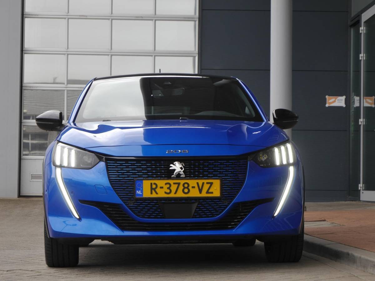Peugeot e-208 Peugeot e-208 EV GT Pack 50 kWh | Achteruitrijcamera | Dodehoek detectie | Keyless entry en start | Adaptieve cruise control | Parkeersensoren voor en achter | Regensensor