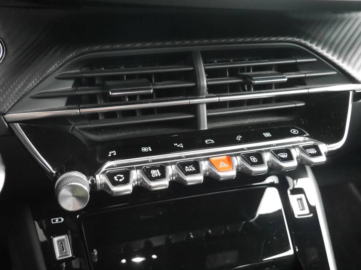 Peugeot e-208 Peugeot e-208 EV GT Pack 50 kWh | Achteruitrijcamera | Dodehoek detectie | Keyless entry en start | Adaptieve cruise control | Parkeersensoren voor en achter | Regensensor