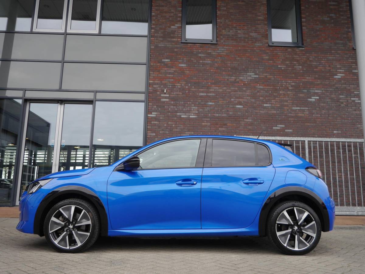 Peugeot e-208 Peugeot e-208 EV GT Pack 50 kWh | Achteruitrijcamera | Dodehoek detectie | Keyless entry en start | Adaptieve cruise control | Parkeersensoren voor en achter | Regensensor