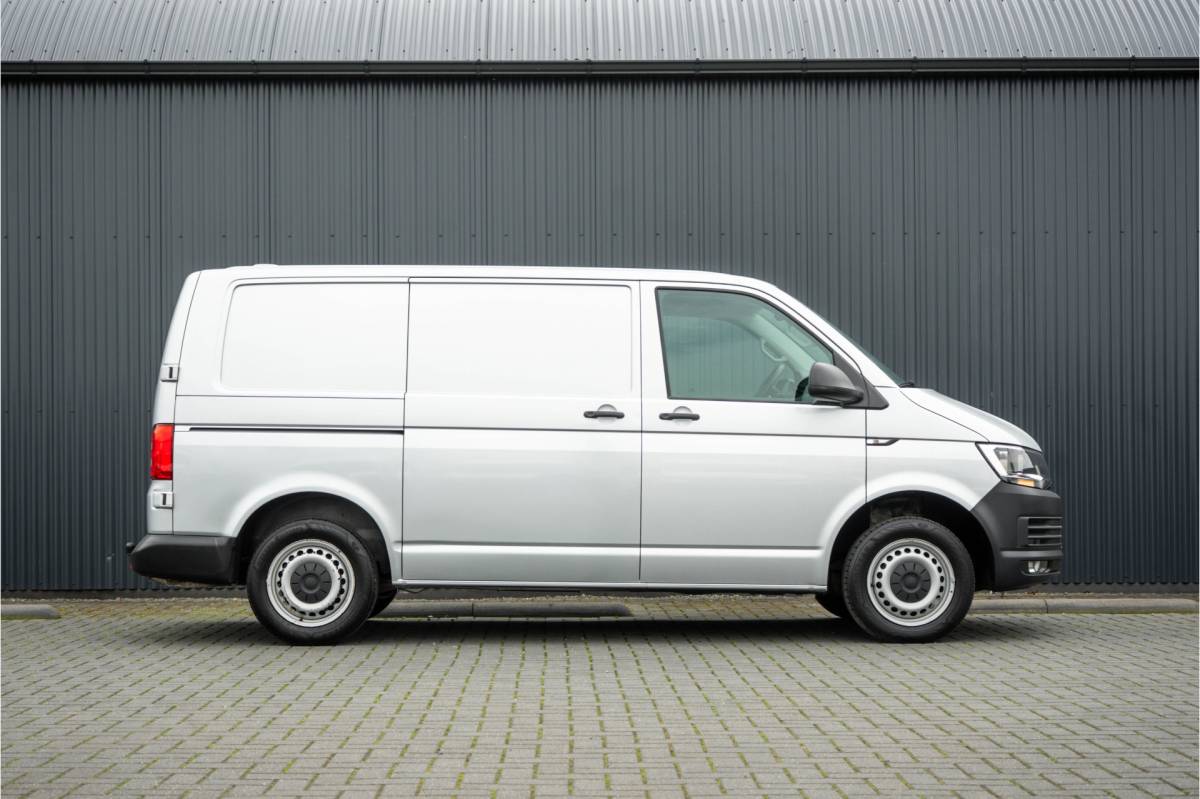 Volkswagen Transporter Volkswagen Transporter T6 2.0 TDI L1H1 | 150 PK | Automaat | Carplay | Cruise | PDC | Trekhaak