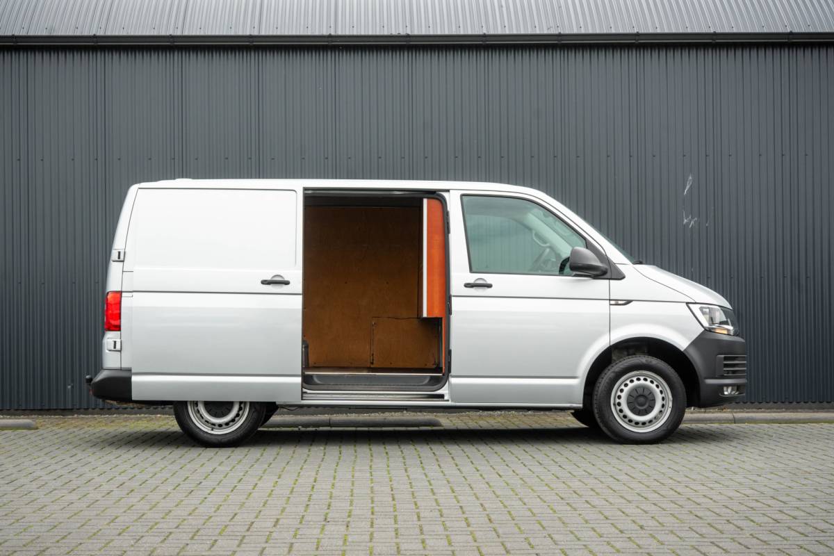Volkswagen Transporter Volkswagen Transporter T6 2.0 TDI L1H1 | 150 PK | Automaat | Carplay | Cruise | PDC | Trekhaak