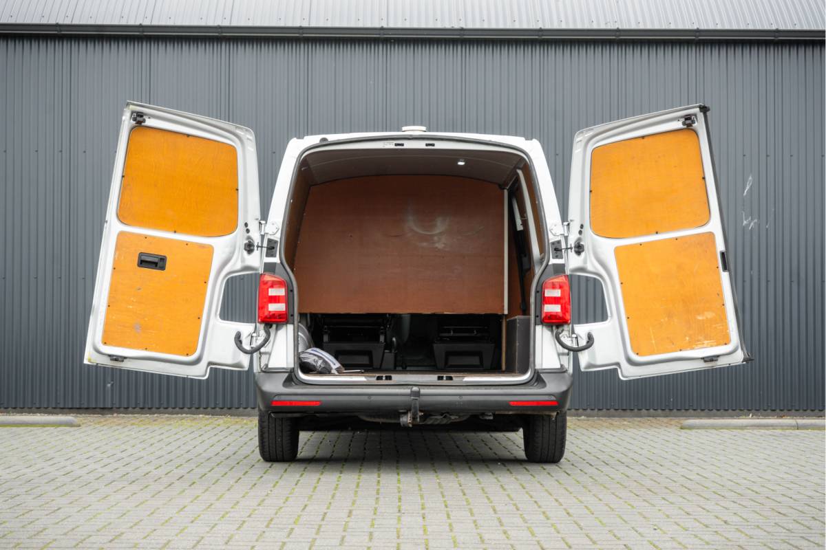 Volkswagen Transporter Volkswagen Transporter T6 2.0 TDI L1H1 | 150 PK | Automaat | Carplay | Cruise | PDC | Trekhaak