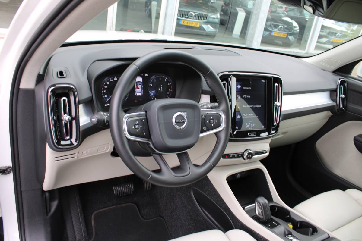 Volvo XC40 Volvo XC40 T4 191PK Automaat Momentum | Adapt. Cruise | Blis | Verw. Voorstoelen & Stuurwiel | Leder | Camera | DAB |
