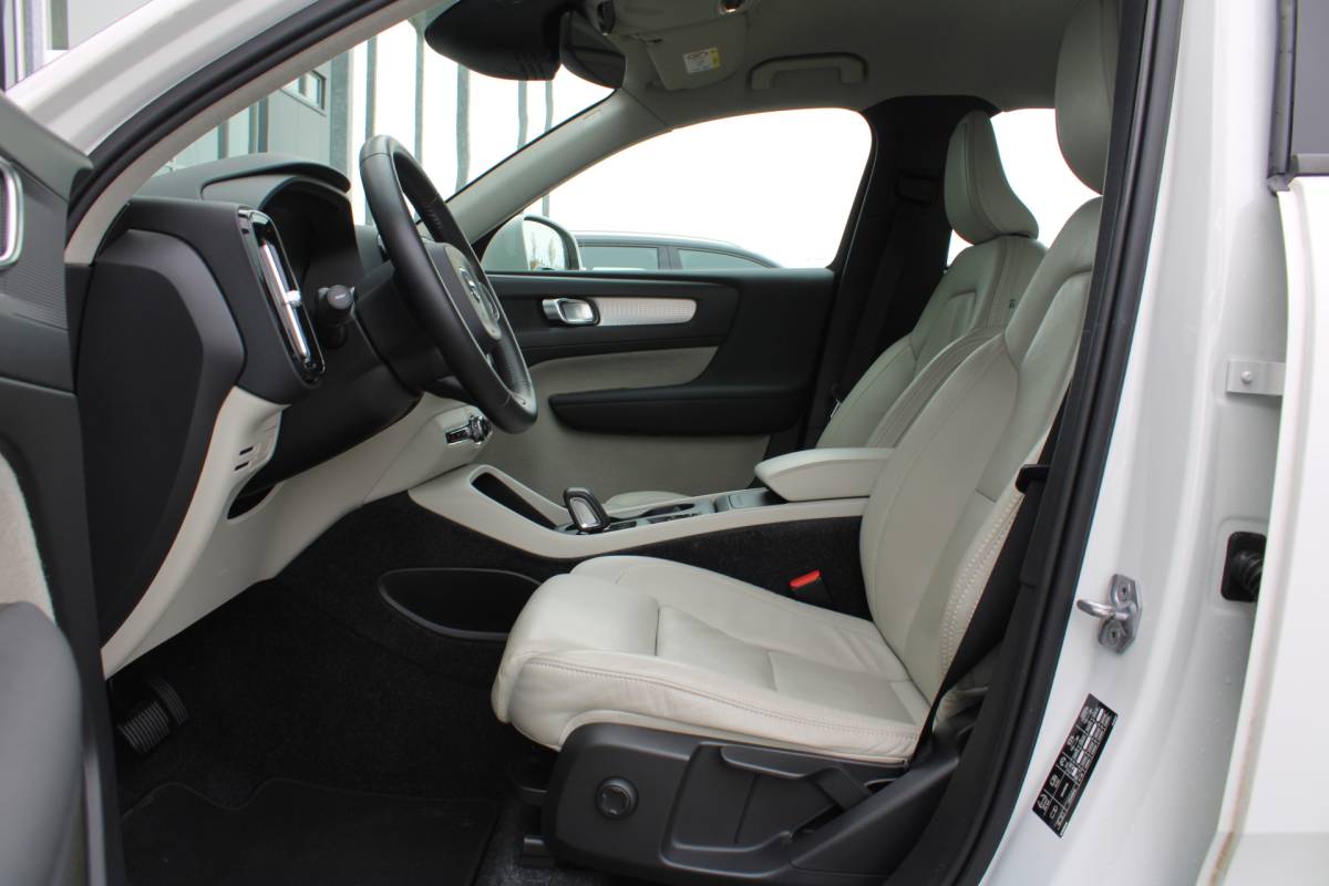 Volvo XC40 Volvo XC40 T4 191PK Automaat Momentum | Adapt. Cruise | Blis | Verw. Voorstoelen & Stuurwiel | Leder | Camera | DAB |