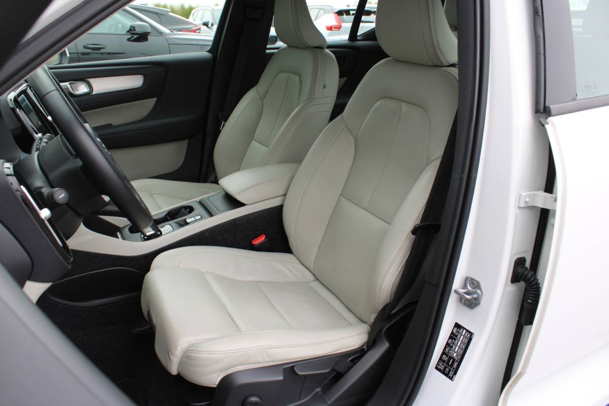 Volvo XC40 Volvo XC40 T4 191PK Automaat Momentum | Adapt. Cruise | Blis | Verw. Voorstoelen & Stuurwiel | Leder | Camera | DAB |