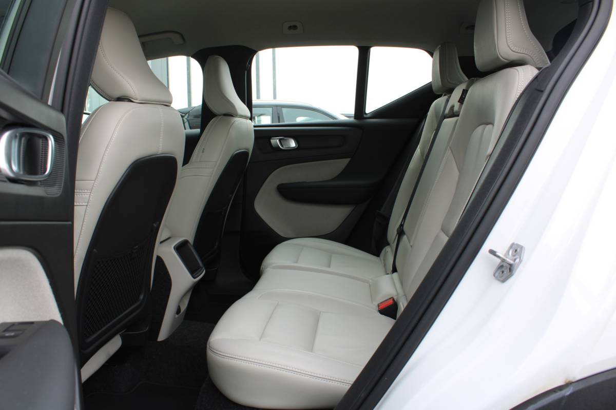 Volvo XC40 Volvo XC40 T4 191PK Automaat Momentum | Adapt. Cruise | Blis | Verw. Voorstoelen & Stuurwiel | Leder | Camera | DAB |