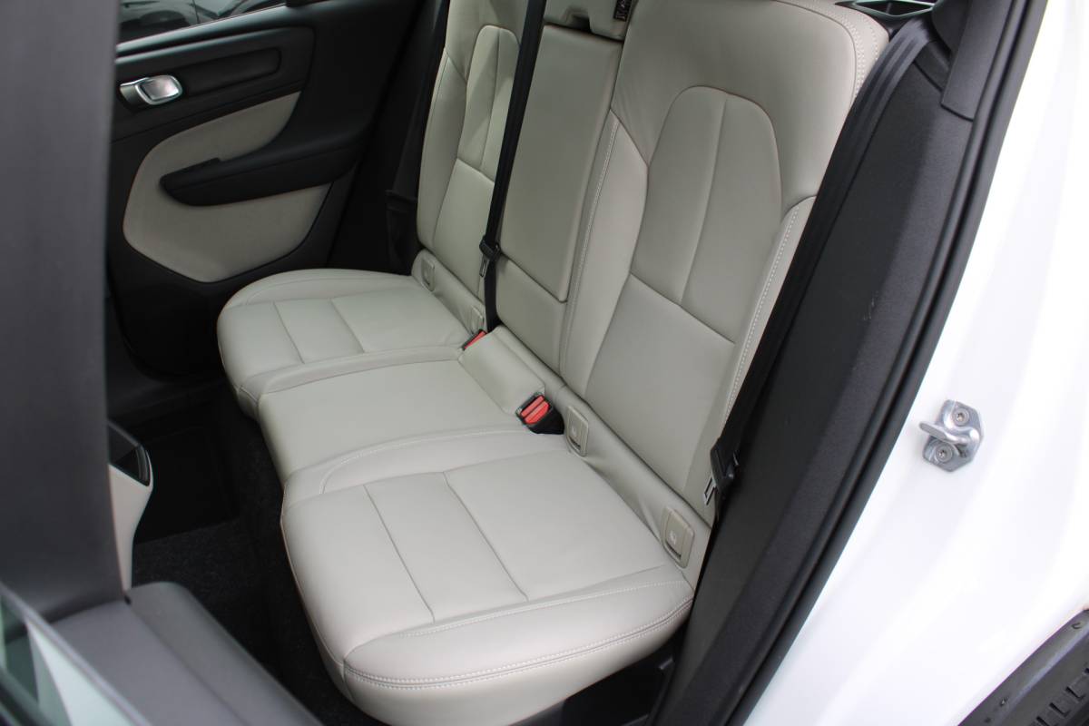 Volvo XC40 Volvo XC40 T4 191PK Automaat Momentum | Adapt. Cruise | Blis | Verw. Voorstoelen & Stuurwiel | Leder | Camera | DAB |