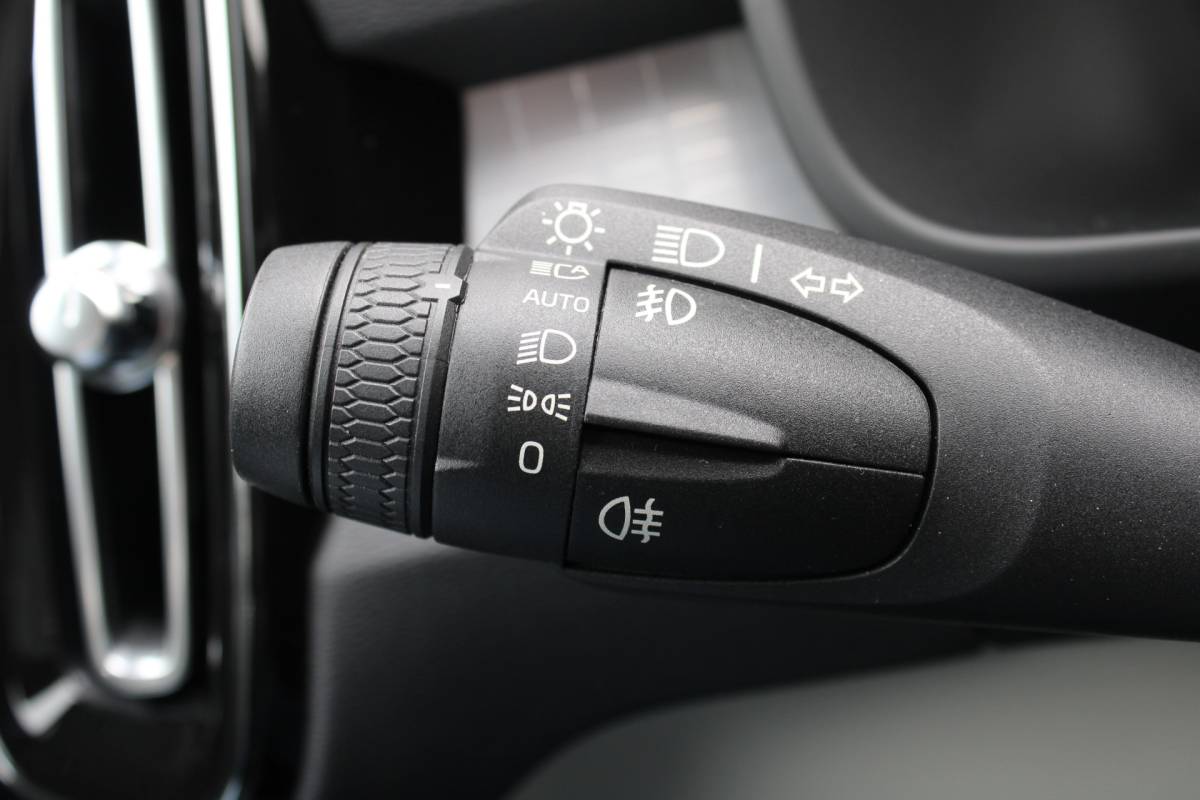 Volvo XC40 Volvo XC40 T4 191PK Automaat Momentum | Adapt. Cruise | Blis | Verw. Voorstoelen & Stuurwiel | Leder | Camera | DAB |
